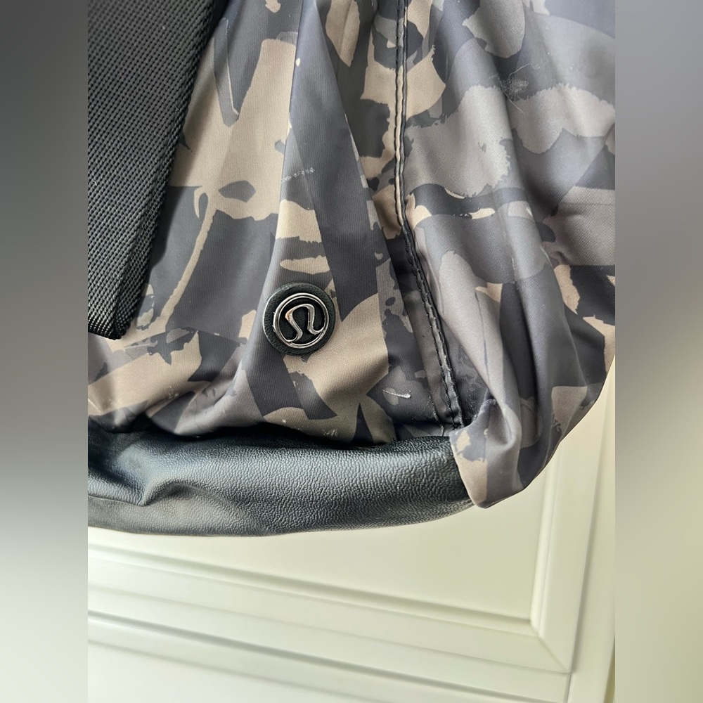 Lululemon Live Free Tote - Picture 2 of 10